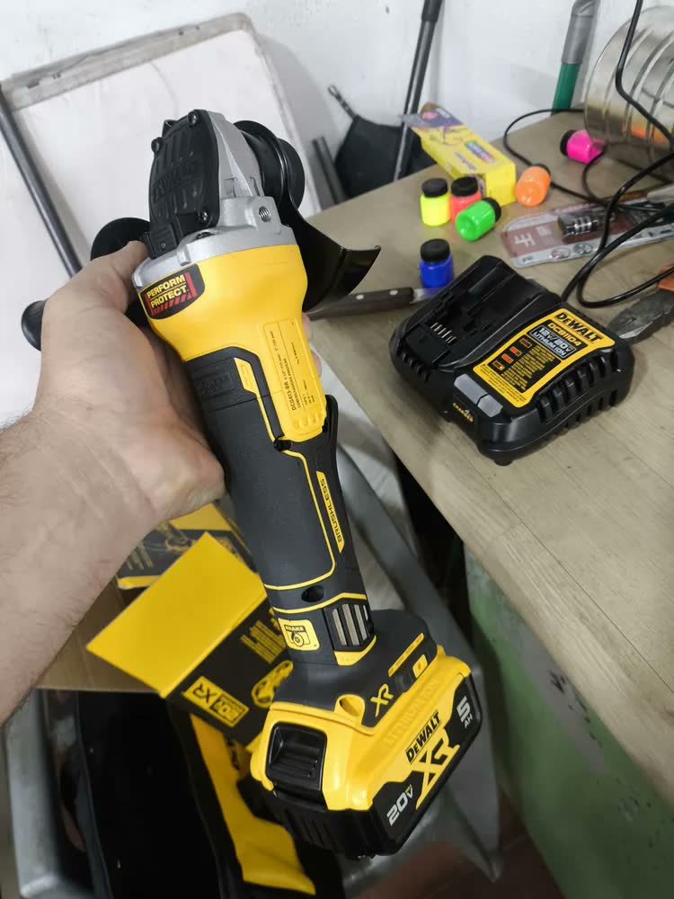 foto de Esmerilhadeira Angular 115-125mm 20V Brushless DEWALT DCG413P2 Velocidade 9000Rpm