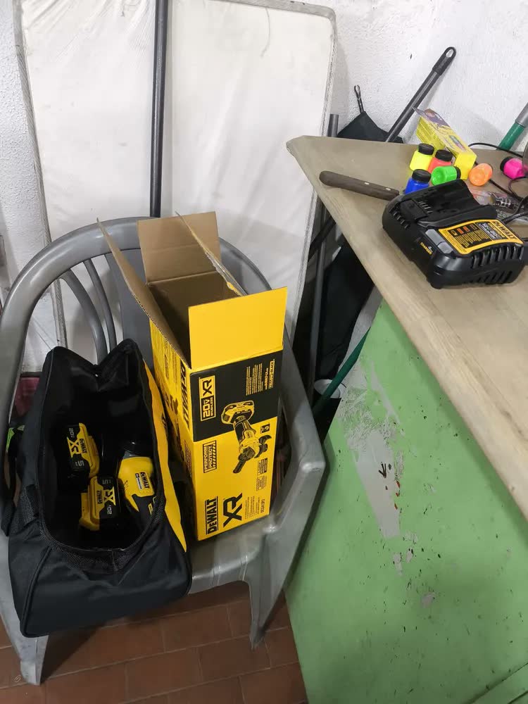 foto de Esmerilhadeira Angular 115-125mm 20V Brushless DEWALT DCG413P2 Velocidade 9000Rpm
