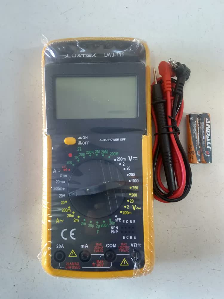 foto de Multímetro Digital Automotivo  Capacímetro Bateria 9v Beep