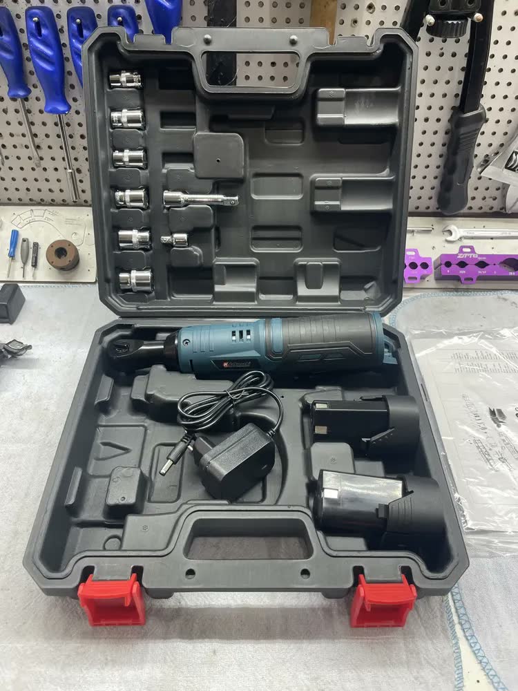 foto de Chave De Catraca Elétrica Sem Fio 3/8 2 Baterias 12v 45n.m
