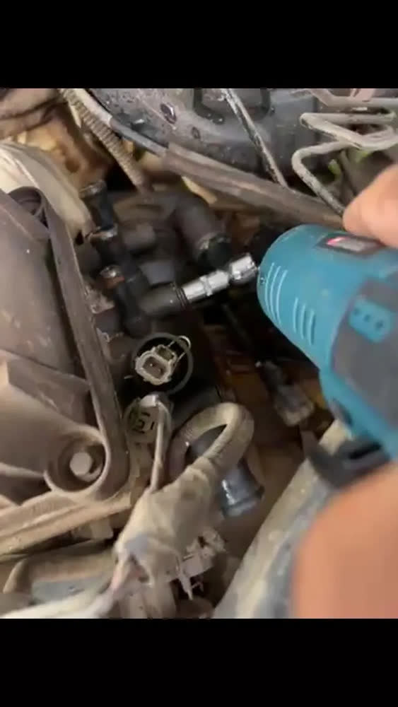 foto de Chave De Catraca Elétrica Sem Fio 3/8 2 Baterias 12v 45n.m