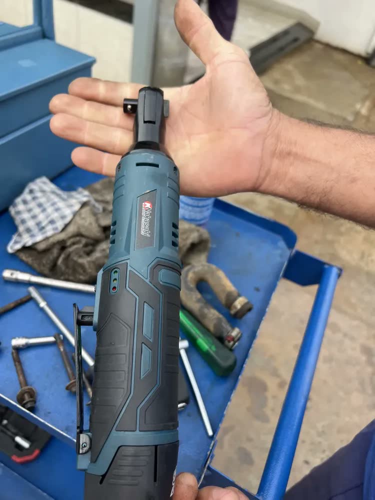 foto de Chave De Catraca Elétrica Sem Fio 3/8 2 Baterias 12v 45n.m