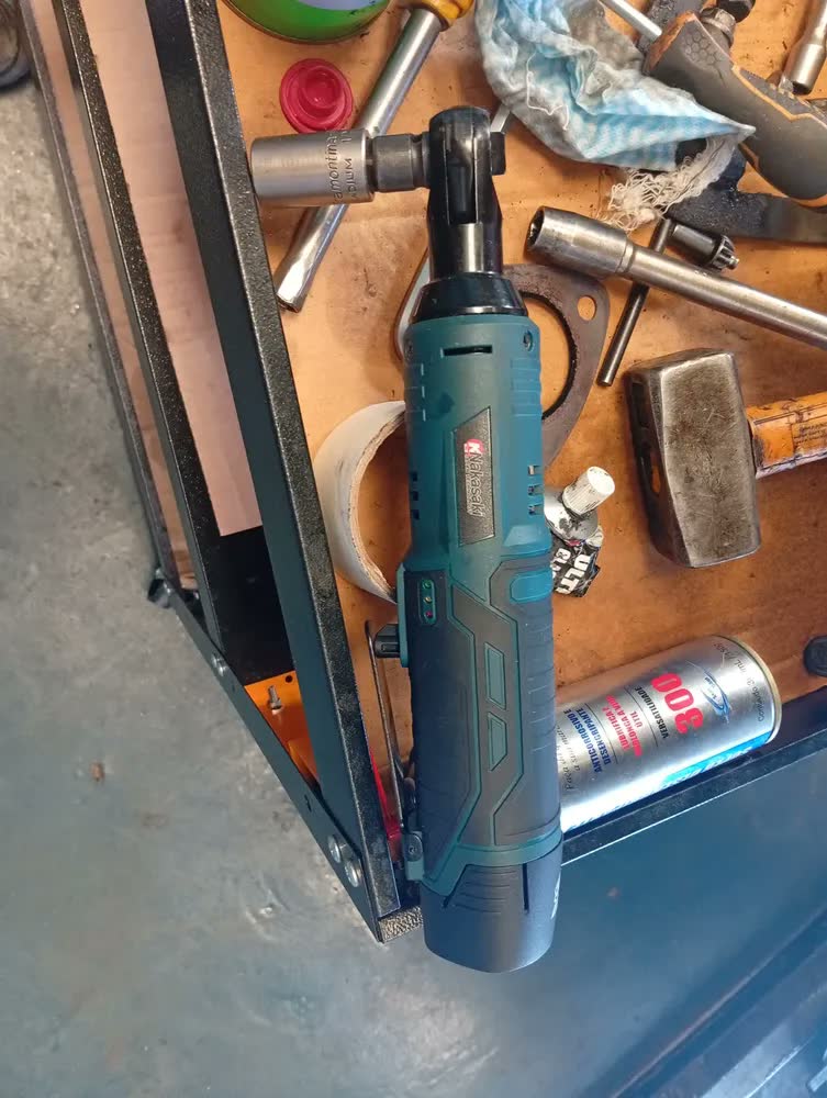 foto de Chave De Catraca Elétrica Sem Fio 3/8 2 Baterias 12v 45n.m