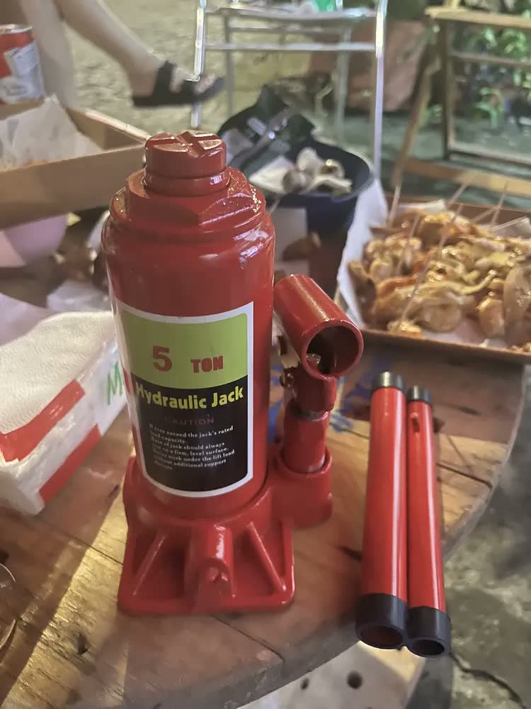 foto de Macaco Hidráulico Tipo Garrafa Suporta 5 Toneladas Universal