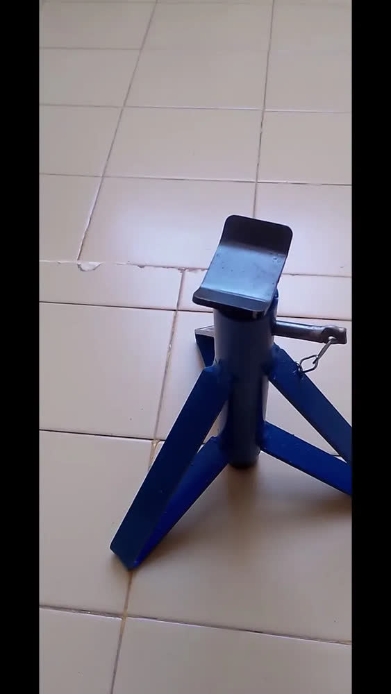 foto de Cavalete Tripe Em Aço Para Carros Leves - 2 Ton.