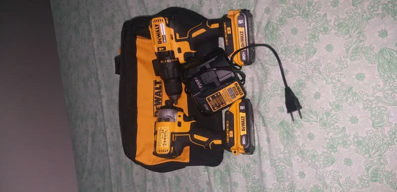 foto de Combo Parafusadeira Furadeira de Impacto 13mm + Parafusadeira de Impacto 6,3mm DEWALT DCK276D2