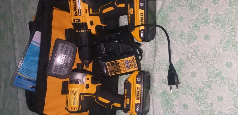 foto de Combo Parafusadeira Furadeira de Impacto 13mm + Parafusadeira de Impacto 6,3mm DEWALT DCK276D2