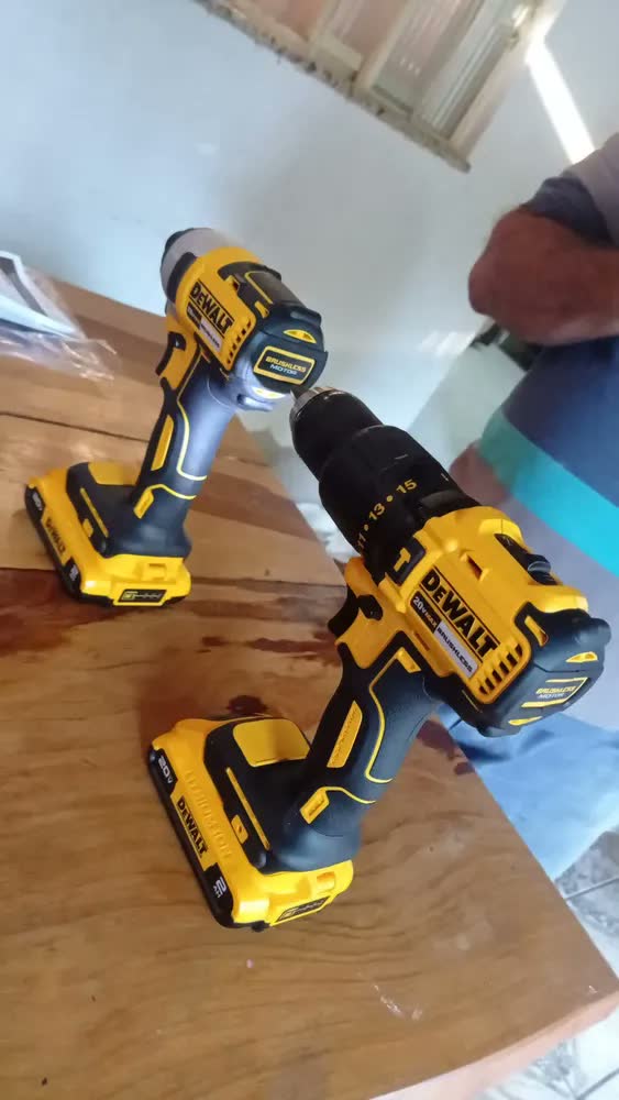 foto de Combo Parafusadeira Furadeira de Impacto 13mm + Parafusadeira de Impacto 6,3mm DEWALT DCK276D2