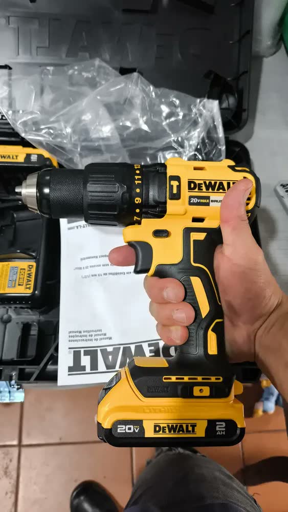 foto de Parafusadeira e Furadeira de Impacto 13mm 20V - DEWALT - DCD7781D2 - Com 2 Baterias, Carregador e Maleta