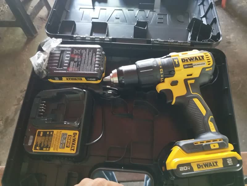 foto de Parafusadeira e Furadeira de Impacto 13mm 20V - DEWALT - DCD7781D2 - Com 2 Baterias, Carregador e Maleta