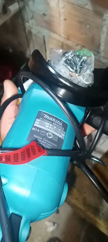 foto de Esmerilhadeira Angular 5 1050w 11000rpm M9002b Makita Cor Azul
