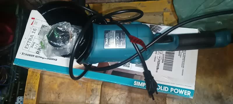 foto de Esmerilhadeira Angular 5 1050w 11000rpm M9002b Makita Cor Azul