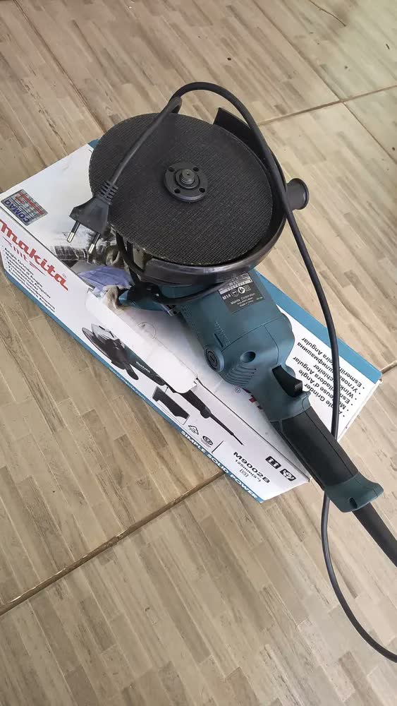foto de Esmerilhadeira Angular 5 1050w 11000rpm M9002b Makita Cor Azul