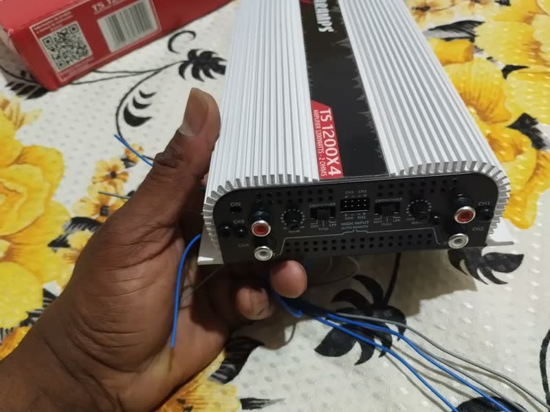 foto de Amplificador Taramps TS 1200X4 1200W de Potência 4 Canais Estéreo para Som Automotivo
