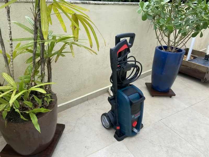 foto de Lavadora de alta pressão 1700w 2000psi Bosch GHP 200 color azul