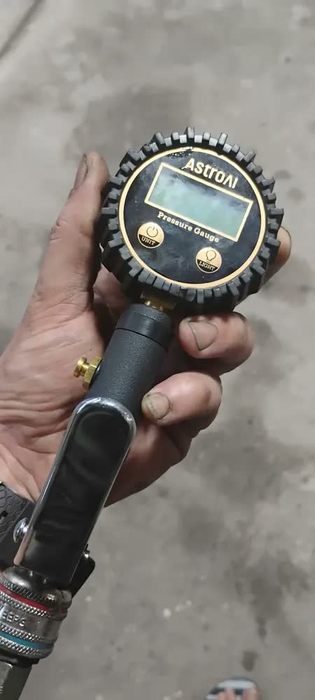 foto de Manômetros analógicos Digital de Pressão de Pneu com Inflador AstroAI (3-250 PSI,Resolução de Display 0.1),Mangueira de Ar de Alta Resistência e Acessórios para Compressor