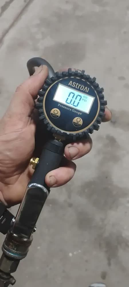 foto de Manômetros analógicos Digital de Pressão de Pneu com Inflador AstroAI (3-250 PSI,Resolução de Display 0.1),Mangueira de Ar de Alta Resistência e Acessórios para Compressor