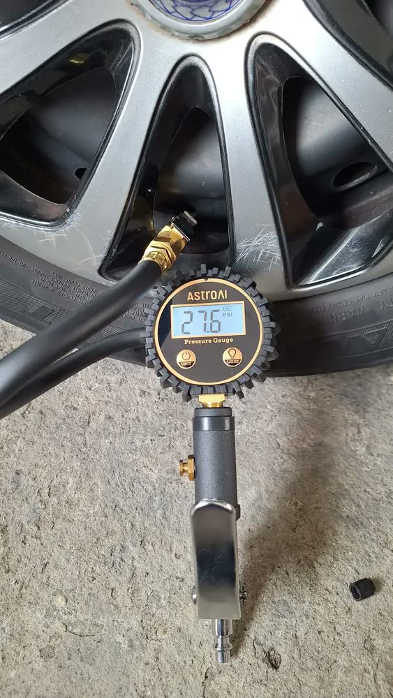 foto de Manômetros analógicos Digital de Pressão de Pneu com Inflador AstroAI (3-250 PSI,Resolução de Display 0.1),Mangueira de Ar de Alta Resistência e Acessórios para Compressor