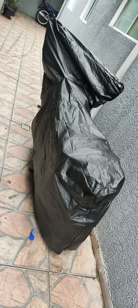 foto de Lona Para Cobrir Moto Impermeável Proteção Contra Sol Chuva