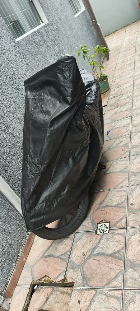 foto de Lona Para Cobrir Moto Impermeável Proteção Contra Sol Chuva