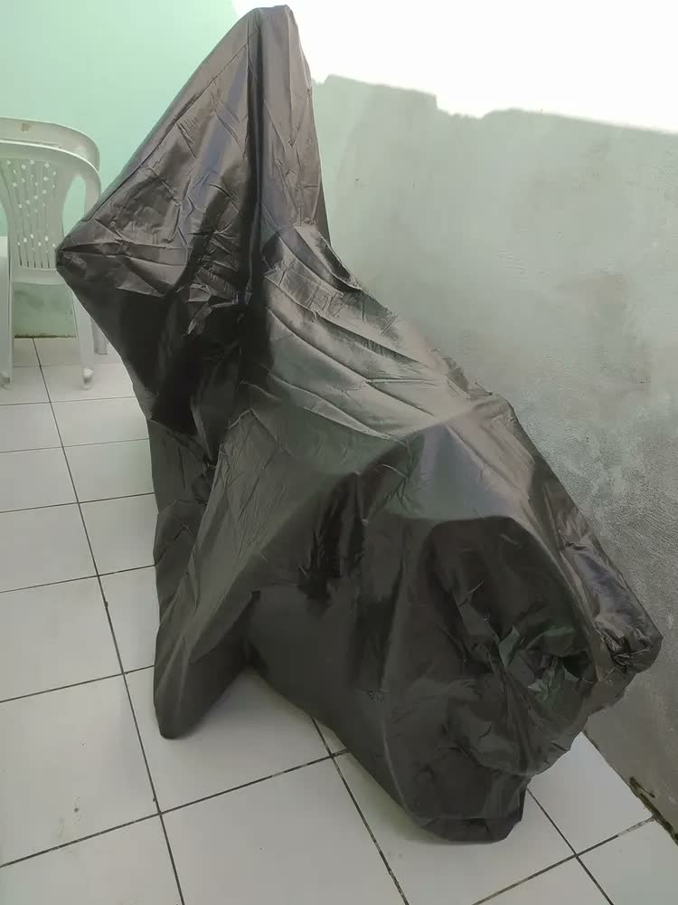 foto de Lona Para Cobrir Moto Impermeável Proteção Contra Sol Chuva