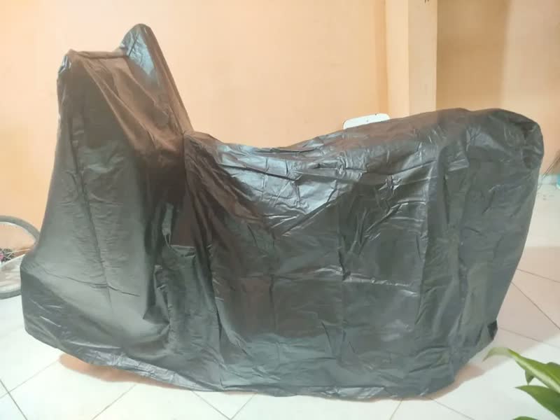 foto de Lona Para Cobrir Moto Impermeável Proteção Contra Sol Chuva