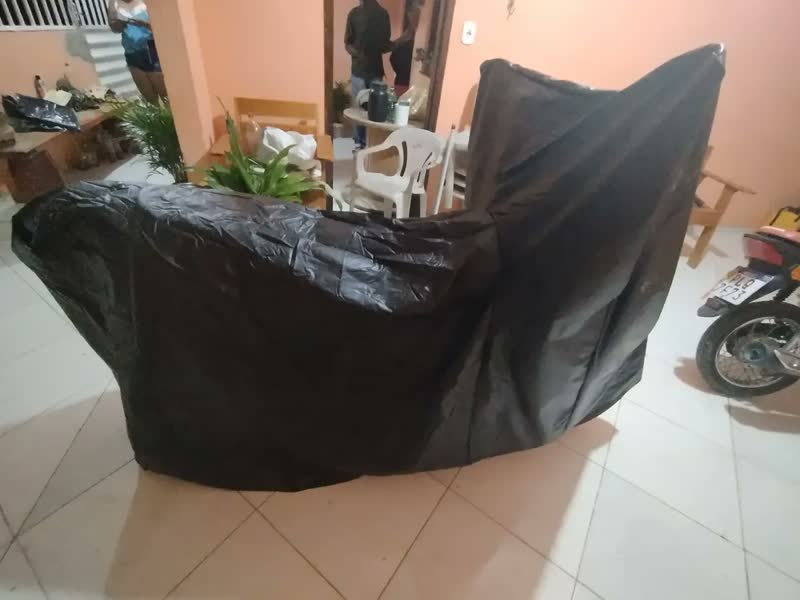foto de Lona Para Cobrir Moto Impermeável Proteção Contra Sol Chuva