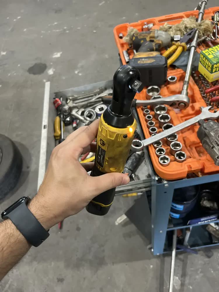foto de Chave Catraca A Bateria Sem Fio 12v 3/8 Pol 45 Nm BCC120 The Black Tools 110V/220V