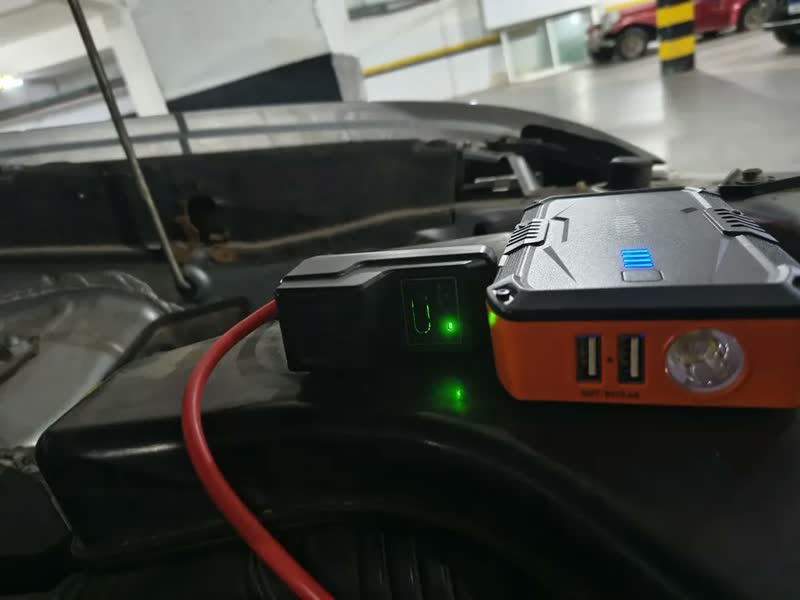 foto de Arrancador de Bateria Portátil AstroAI 1500A,Auxiliar Partida Bateria,suporte carregador carro eletrico,carregador carro eletrico,Inteligente Emergência Portátil Veicular Para Carros e Motores