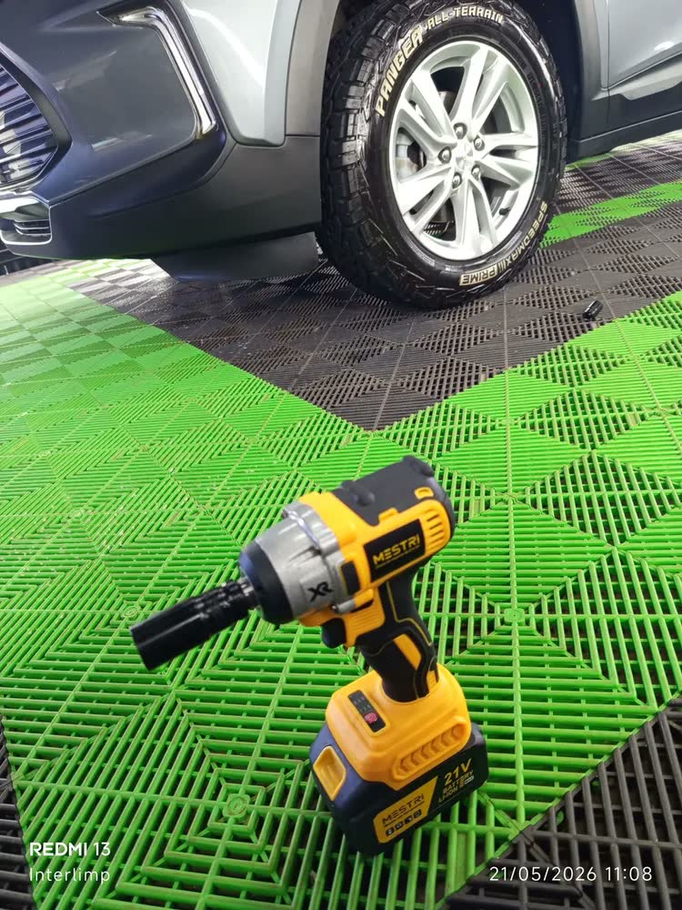 foto de Chave de Impacto MESTRI M-21V Brushless a Bateria 21V de 4Ah com 2 Baterias e Maleta