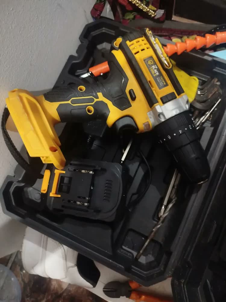 foto de Parafusadeira Furadeira De Impacto A Bateria 21V 3/8” Pol Bivolt 1400 Rpm Com Acessórios The Black Tools