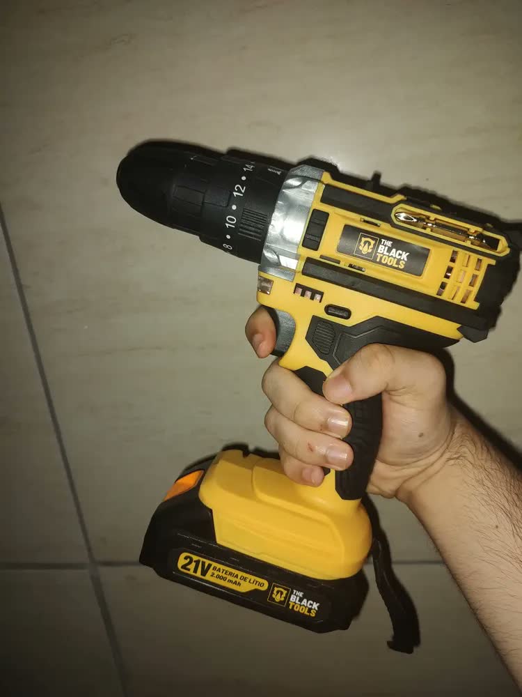 foto de Parafusadeira Furadeira De Impacto A Bateria 21V 3/8” Pol Bivolt 1400 Rpm Com Acessórios The Black Tools