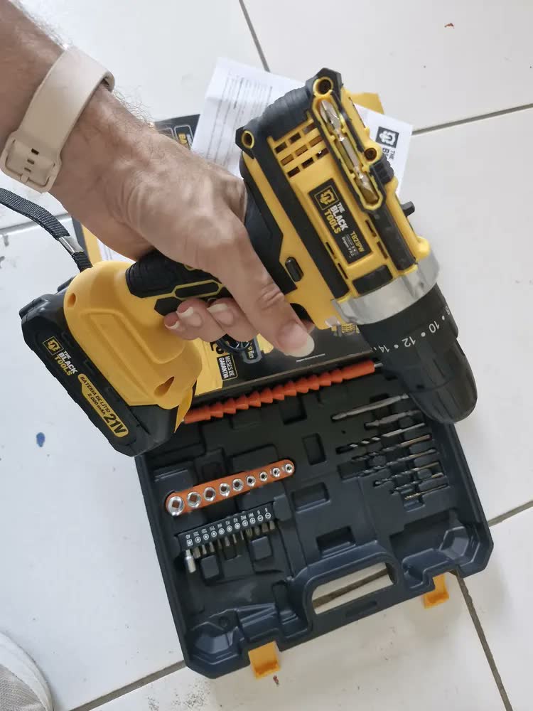 foto de Parafusadeira Furadeira De Impacto A Bateria 21V 3/8” Pol Bivolt 1400 Rpm Com Acessórios The Black Tools