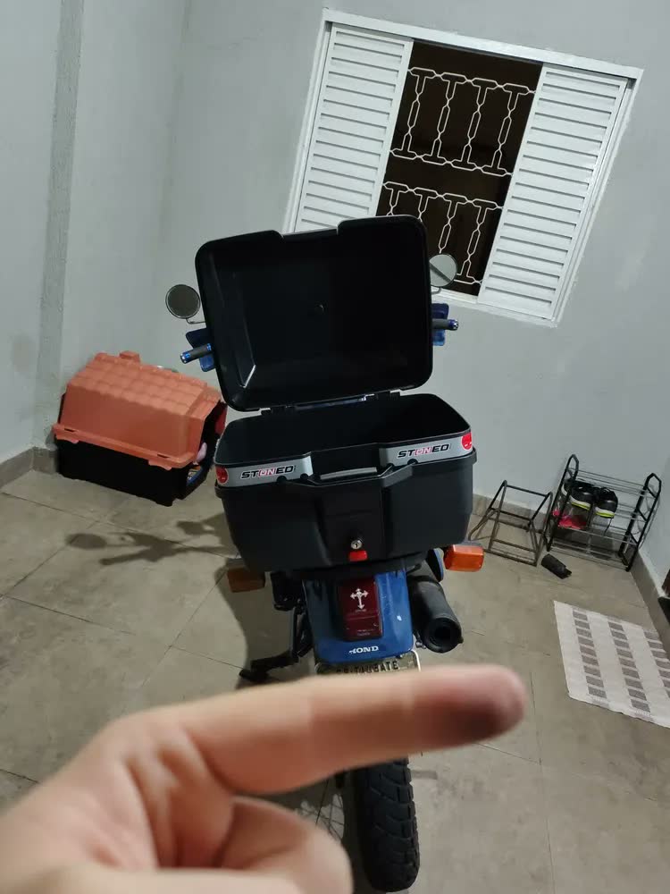 foto de Bau Traseiro Stoned Tracker 35l Unviversal Cor Preto Moto Prateado