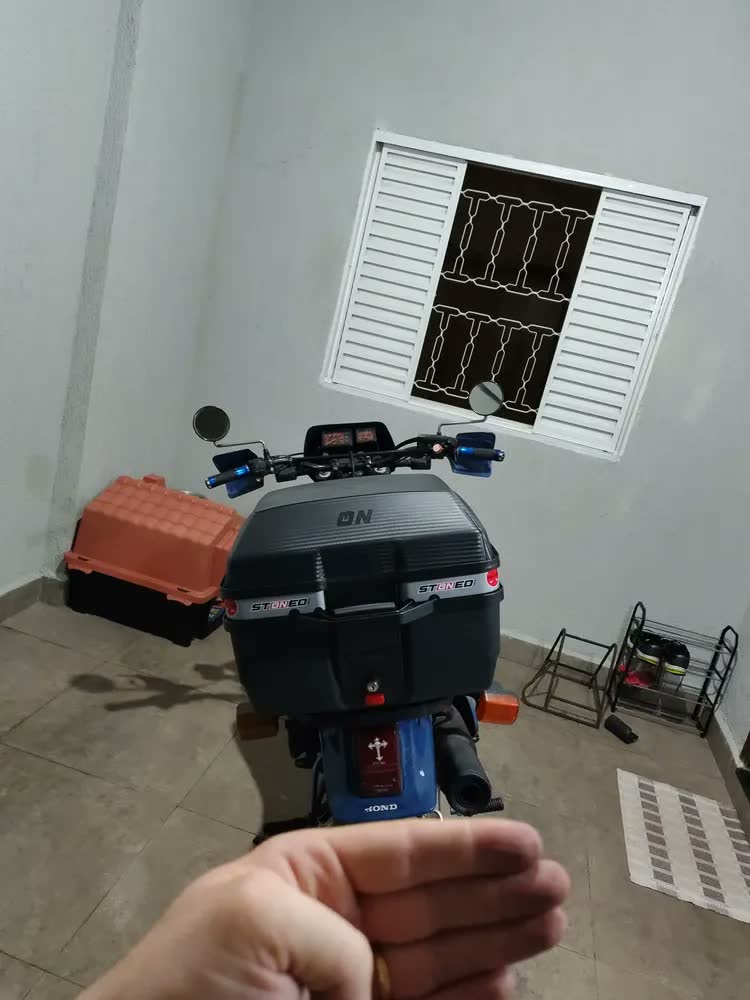 foto de Bau Traseiro Stoned Tracker 35l Unviversal Cor Preto Moto Prateado