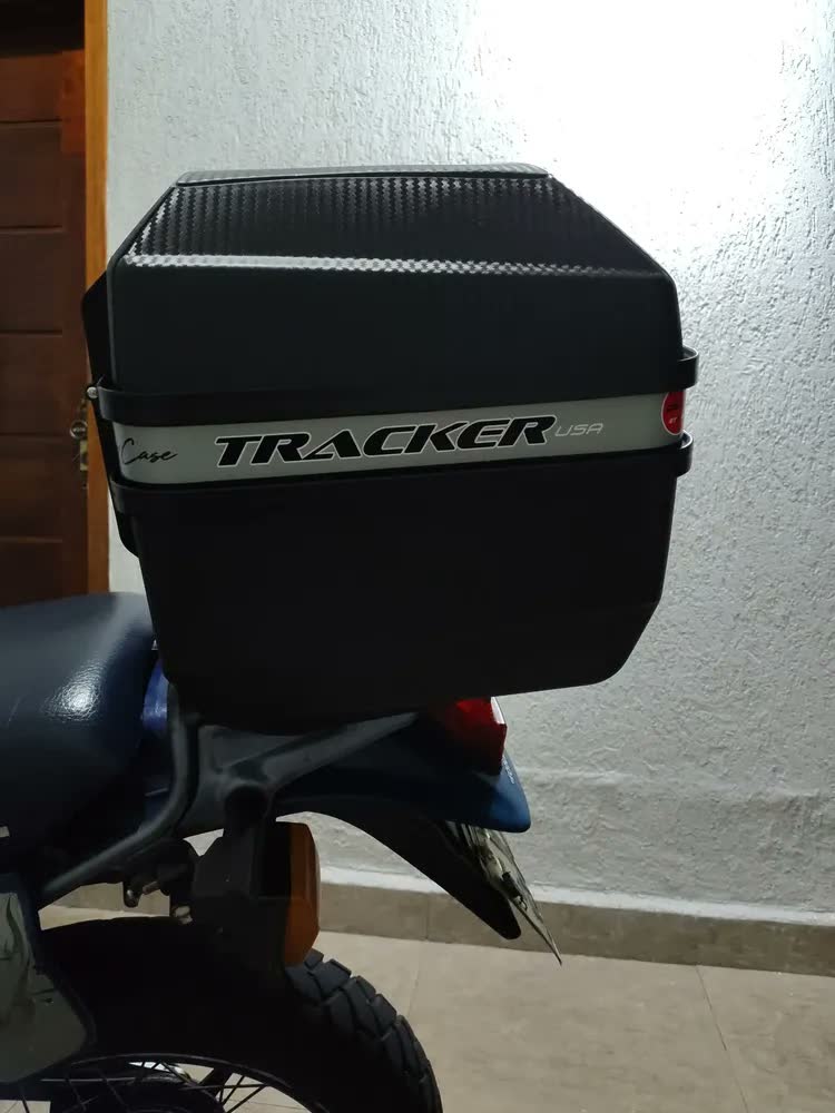 foto de Bau Traseiro Stoned Tracker 35l Unviversal Cor Preto Moto Prateado