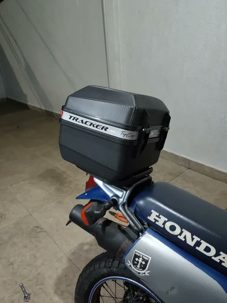 foto de Bau Traseiro Stoned Tracker 35l Unviversal Cor Preto Moto Prateado