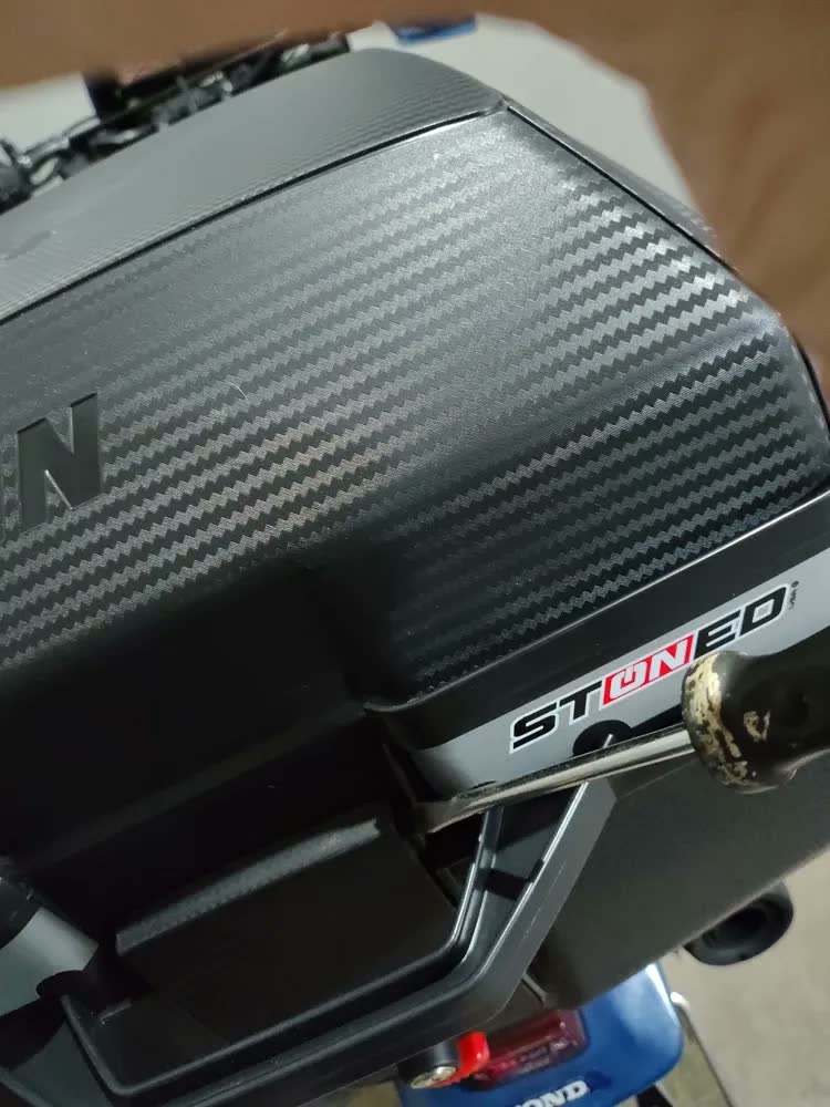 foto de Bau Traseiro Stoned Tracker 35l Unviversal Cor Preto Moto Prateado