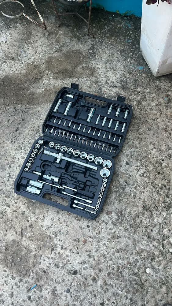 foto de Jogo De Ferramentas Soquetes Encaixe 1/4 E 1/2 Pol. Catraca Reversível Aço Crv 94 Peças Com Maleta Tkf94 The Black Tools