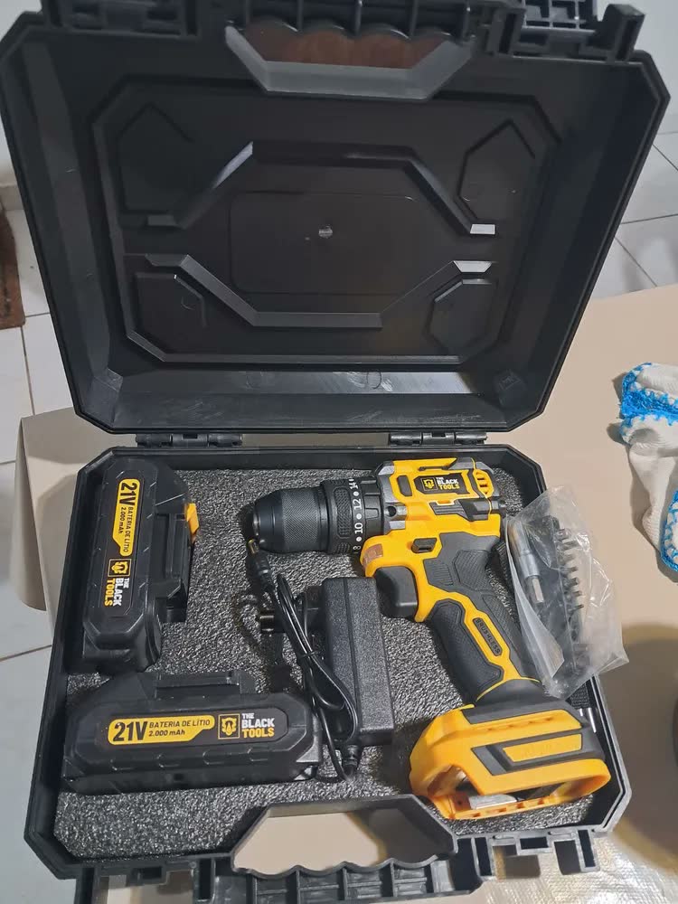 foto de Parafusadeira Furadeira Impacto The Black Tools C/2 Baterias Amarelo E Preto 60hz
