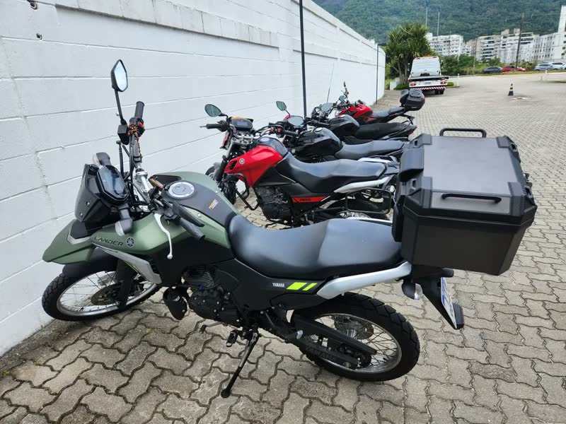 foto de Bau Traseiro Plástico Abs 45l Com Encosto Universal