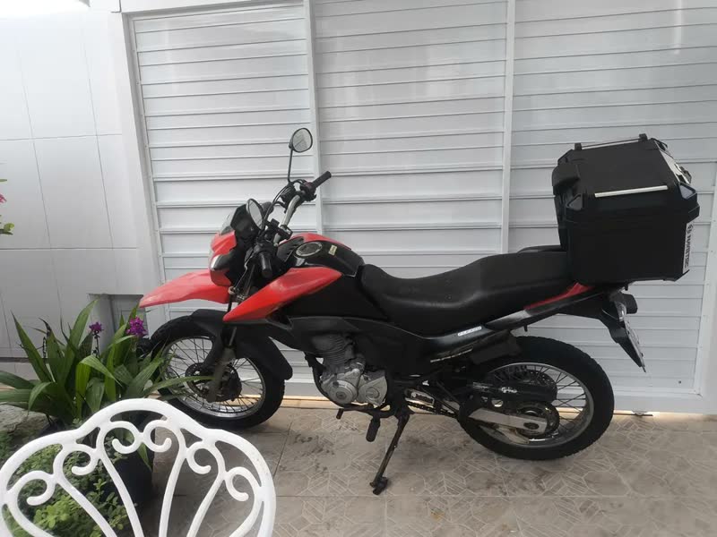 foto de Bau Traseiro Plástico Abs 45l Com Encosto Universal