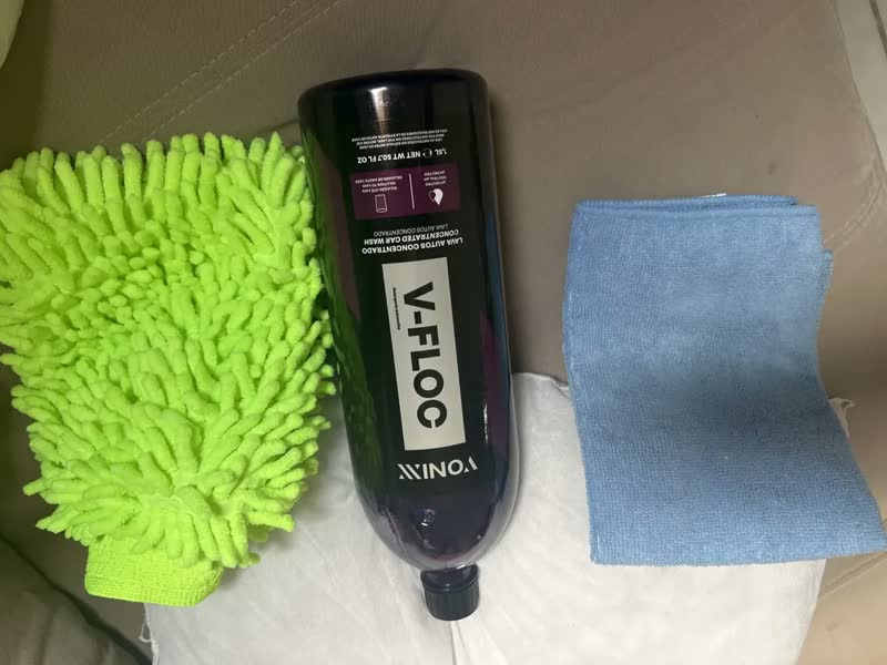 foto de Shampoo Automotivo Vonixx V-FLOC 1,5L + Toalha + Luva Microfibra