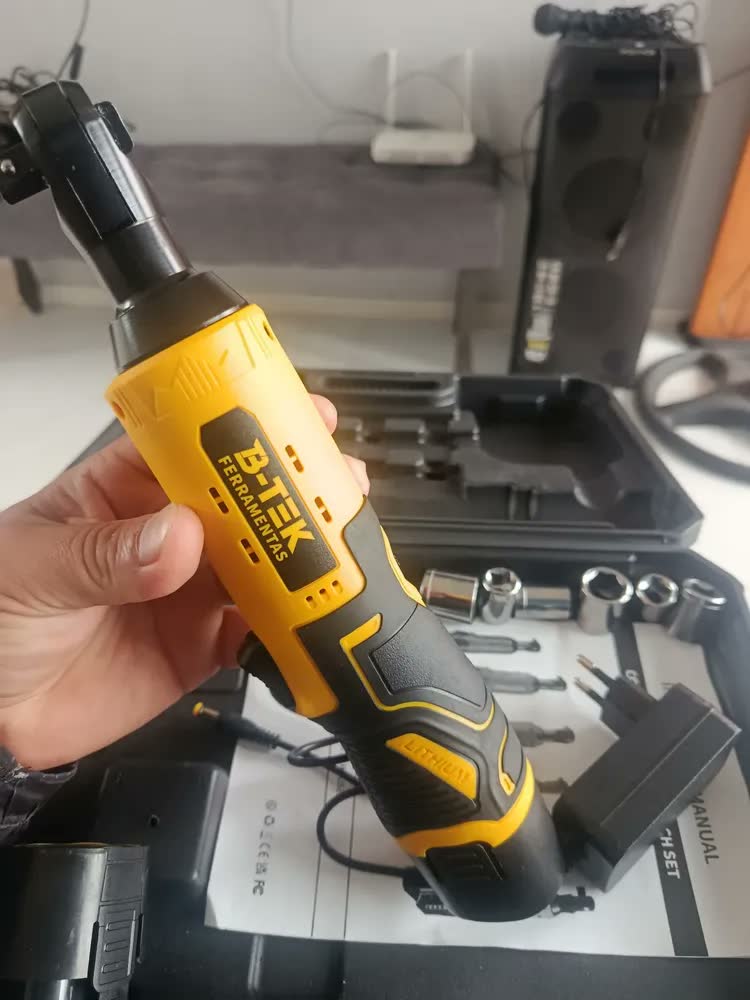 foto de Kit Chave De Catraca Eletrica 3/8 Portátil 12v 2 Baterias 110/220v Bivolt Kit Completo + Soquetes Torquímetro Profissional