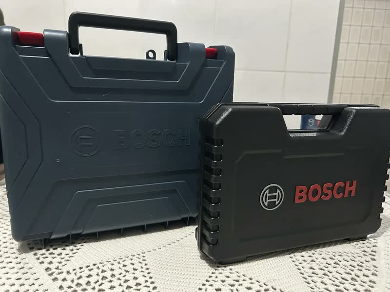 foto de Parafusadeira E Furadeira De Impacto 18v Gsb185 Li Com Trena Azul