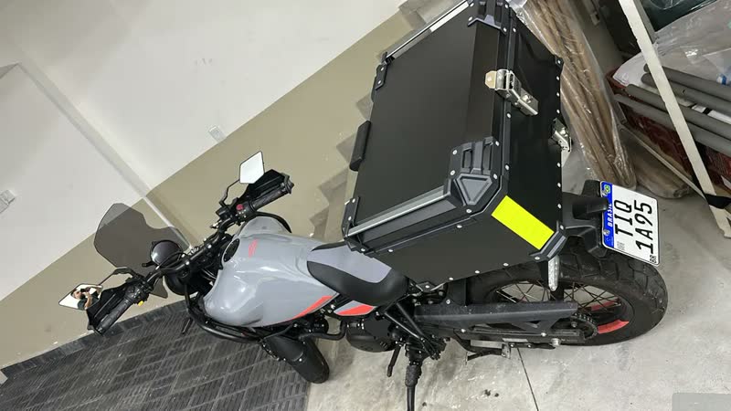 foto de Baú Moto Top Case Traseiro 45 L + Base + Encosto Big Trail Cor Preto