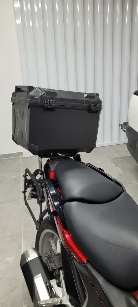 foto de Baú Bauleto Moto 55 Litros Universal Reforçado Base De Ferro Preto