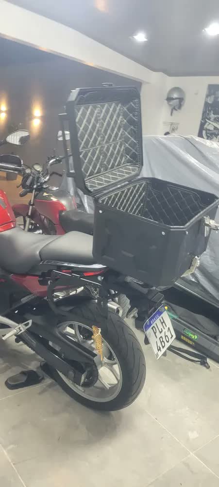 foto de Baú Bauleto Moto 55 Litros Universal Reforçado Base De Ferro Preto