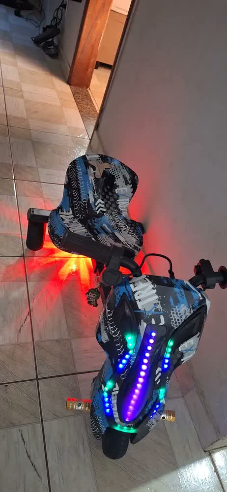 foto de Triciclo Elétrico Drift para Crianças com Motor de 250W e Autonomia de 30 km