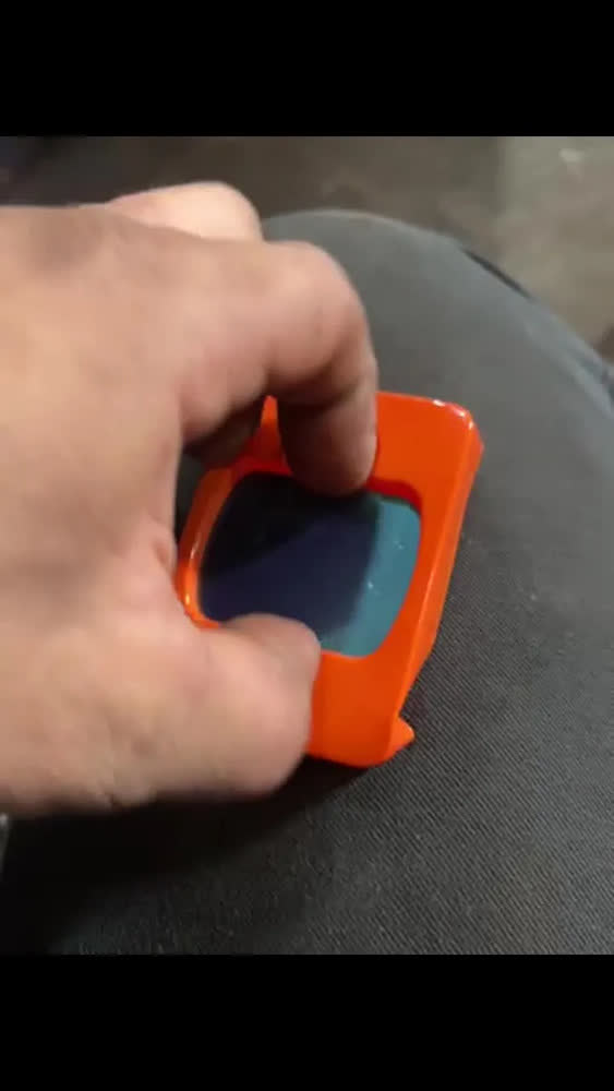 foto de Kit 2 Suportes Magnéticos Para Celular e GPS Veicular de Fixação Adesiva em Carro, Mesa ou Parede